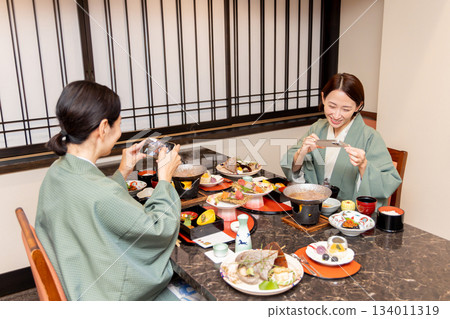 婦女的旅行溫泉旅館膳食場面 134011319