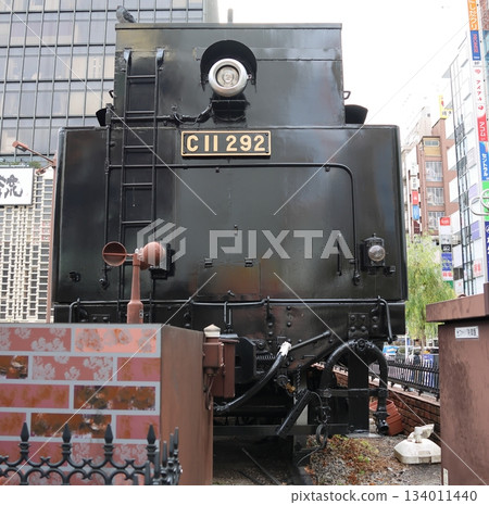 東京都港區JR新橋站的C11型蒸汽機車 134011440