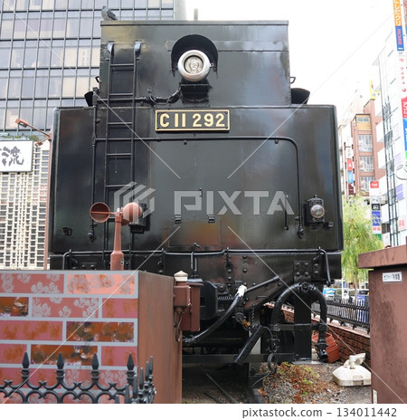 東京都港區JR新橋站的C11型蒸汽機車 134011442