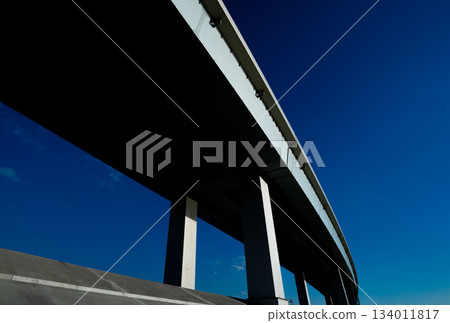 藍天下的高速公路和堤防 134011817