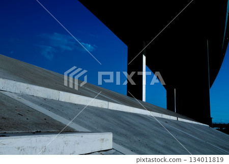 藍天下的高速公路和堤防 134011819