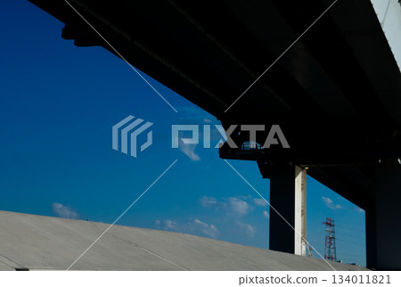 藍天下的高速公路和堤防 134011821