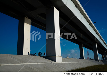 藍天下的高速公路和堤防 134011822