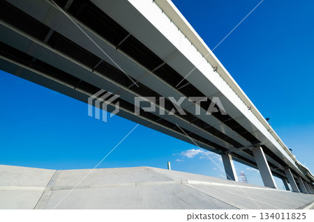 Expressway and embankment under the blue sky Expressway and embankment under the blue sky 134011825