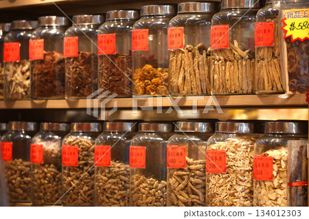 在香港德勝西路的一家豪華乾糧店出售優質食品。許多乾食品不知道它們的用途 在香港德勝西路的一家豪華乾糧店出售優質食品。許多乾食品不知道它們的用途 134012303