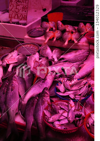 魚在香港島北角的一個市場上出售。日本有很多魚不熟悉 134012329