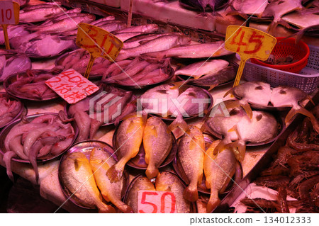 魚在香港島北角的一個市場上出售。日本有很多魚不熟悉 魚在香港島北角的一個市場上出售。日本有很多魚不熟悉 134012333