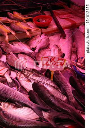 魚在香港島北角的一個市場上出售。日本有很多魚不熟悉 魚在香港島北角的一個市場上出售。日本有很多魚不熟悉 134012335