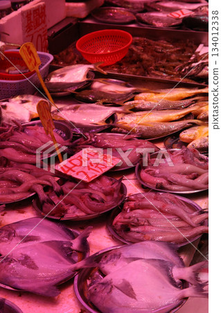 魚在香港島北角的一個市場上出售。日本有很多魚不熟悉 魚在香港島北角的一個市場上出售。日本有很多魚不熟悉 134012338