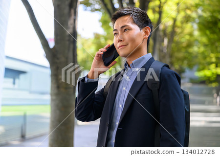 一個商人打電話 134012728