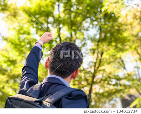  Men who pose 134012734