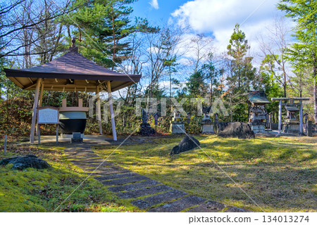 The shrine of Okama-no-Okami and the tranquil grounds of Okuni Shrine The shrine of Okama-no-Okami and the tranquil grounds of Okuni Shrine 134013274
