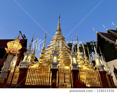 潘濤寺在藍天的襯托下閃閃發光 134013356