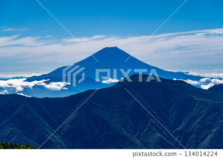 從大倉山脊的富士見平眺望富士山。攀登南阿爾卑斯山的赤石山。 從大倉山脊的富士見平眺望富士山。攀登南阿爾卑斯山的赤石山。 134014224