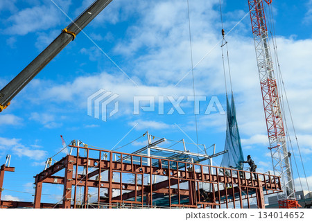 建築工地安全措施：安裝水平防護網 134014652