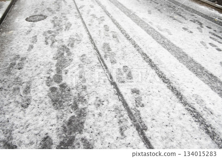 瀝青路面上積滿了雪。 134015283