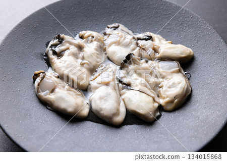 Delicious raw oysters from Sanriku 134015868