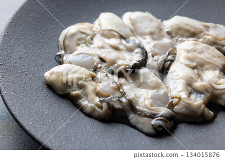 Delicious raw oysters from Sanriku 134015876