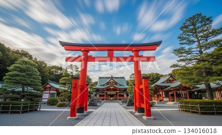 藍天下,一座氣勢恢宏的日本神社鳥居與參道映入眼簾。 藍天下,一座氣勢恢宏的日本神社鳥居與參道映入眼簾。 134016018