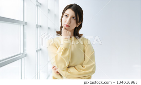 A woman thinking/businesswoman 134016963