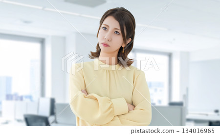 A woman thinking/businesswoman 134016965