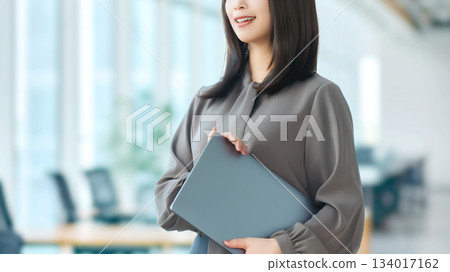 帶筆記型電腦的女人/女商人 帶筆記型電腦的女人/女商人 134017162