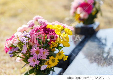 墓地墓碑上擺放著佛教鮮花 134017400