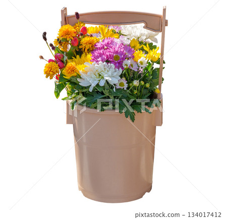 一桶鮮花，將獻於墓地。 134017412