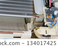Disassembly and cleaning of wall-mounted air conditioners (removing the fan to remove dirt inside) 134017425