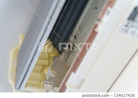 Disassembly and cleaning of wall-mounted air conditioners (removing the fan to remove dirt inside) 134017426