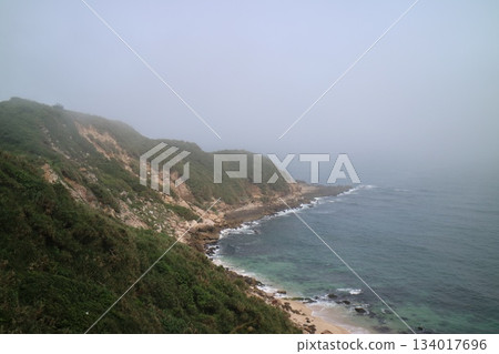 岩石海岸線上的陰天 岩石海岸線上的陰天 134017696