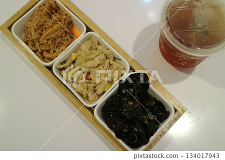 亞洲開胃菜拼盤配茶 134017943