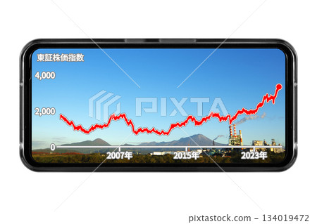 以大山和工廠的風景照片為壁紙，智慧型手機螢幕上顯示長期股價趨勢圖：透明背景素材 134019472