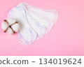 Sanitary pad and cotton flower on pink background. Daily feminine hygiene product. Menstruation and womens health concept. Copy space. 134019624