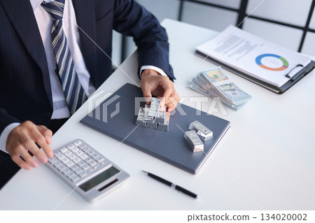 Silver Trading Businessman invest in trading silver, calculating profit price of buying and selling silver in the market. 134020002