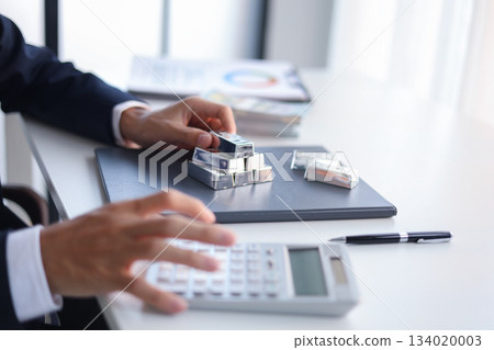 Silver Trading Businessman invest in trading silver, calculating profit price of buying and selling silver in the market. Silver Trading Businessman invest in trading silver, calculating profit price of buying and selling silver in the market. 134020003