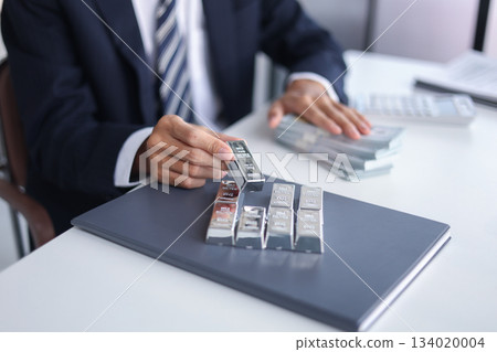 Silver Trading Businessman invest in trading silver, calculating profit price of buying and selling silver in the market. 134020004