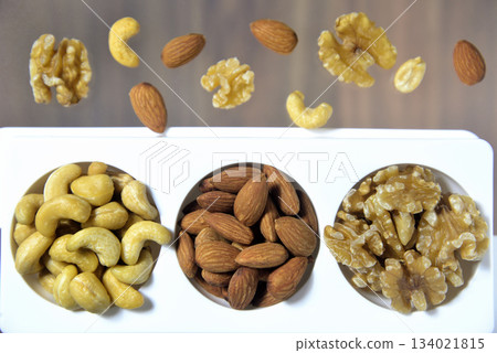 Mixed nuts, almonds, cashews, walnuts Mixed nuts, almonds, cashews, walnuts 134021815
