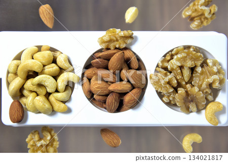 Mixed nuts, almonds, cashews, walnuts Mixed nuts, almonds, cashews, walnuts 134021817