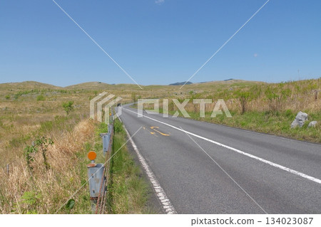 Akiyoshidai and Akiyoshidai Karst Road with dead grass in spring 2025 Akiyoshidai and Akiyoshidai Karst Road with dead grass in spring 2025 134023087