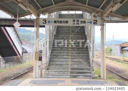 Platform view of Kurino Station on the JR Kyushu Hisatsu Line 134023485