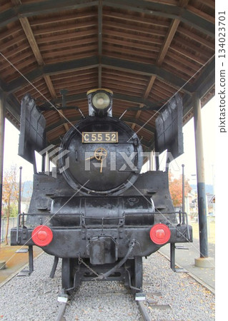 Steam locomotive in the SL Square at Yoshimatsu Station on the JR Kyushu Hisatsu Line 134023701