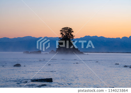 A Winter Tradition: The Storm and Magic Hour at Amaharashi Coast [Toyama Prefecture] 134023864
