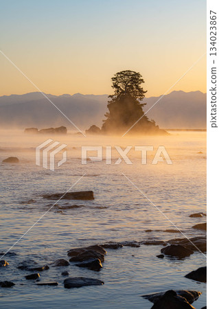 A Winter Tradition: The Storm and Magic Hour at Amaharashi Coast [Toyama Prefecture] 134023867