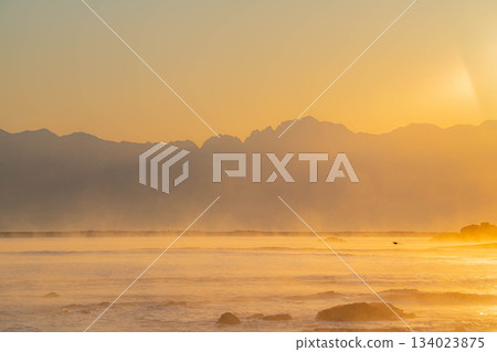 冬季傳統：天晴海岸的暴風雨與魔法時刻 [富山縣] 134023875