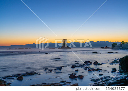 A Winter Tradition: The Storm and Magic Hour at Amaharashi Coast [Toyama Prefecture] 134023877