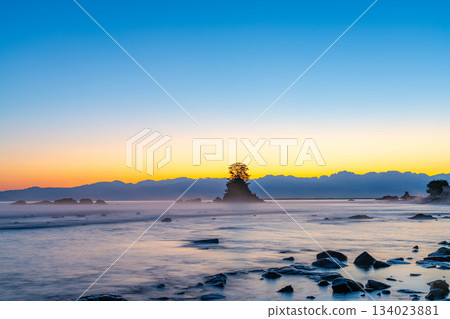 A Winter Tradition: The Storm and Magic Hour at Amaharashi Coast [Toyama Prefecture] 134023881