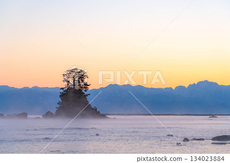 冬季傳統：天晴海岸的暴風雨與魔法時刻 [富山縣] 134023884
