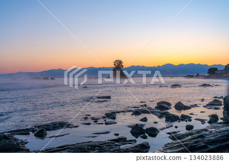 A Winter Tradition: The Storm and Magic Hour at Amaharashi Coast [Toyama Prefecture] 134023886