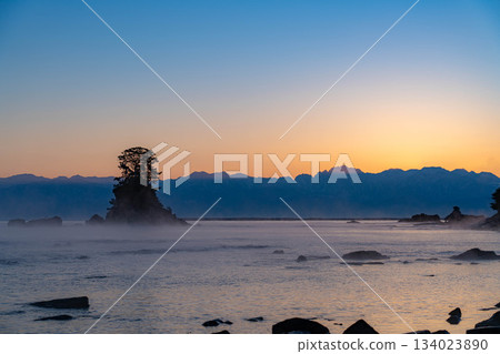 A Winter Tradition: The Storm and Magic Hour at Amaharashi Coast [Toyama Prefecture] 134023890